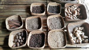 인도네시아 향신료(bumbu)로 후추, 정향, 계피, 육두구 등이 있다. 16세기 유명한 향신료 무역으로 인해 유럽 상인들은 인도네시아 군도에서 향신료의 원천을 찾게 되었다.