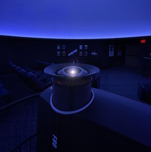 데이토나 미술과학 박물관의 로만 천체투영관에 설치된 디지털 레이저 프로젝터. 이 프로젝터는 돔 전체에 이미지를 투사하기 위해 어안 렌즈를 사용한다.