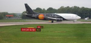 유도로 표지판은 CAT II/III로 활주로의 ILS 카테고리를 나타냅니다.