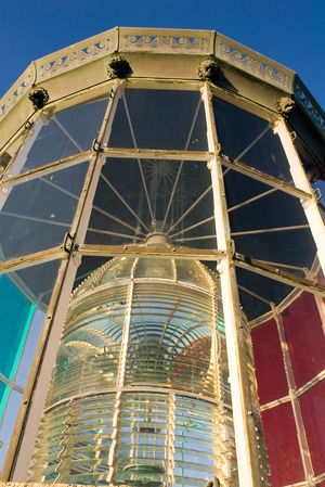 1823년 최초의 프레넬 렌즈가 사용된 코르두앙 등대의 랜턴실. 현재의 고정식 렌즈는 1854년에 설치된 것이다.