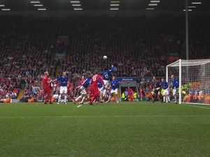 2006년 3월 머지사이드 더비에서 라이벌 리버풀을 상대로 경기를 펼치는 에버턴