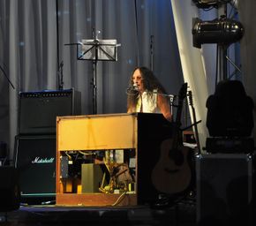 켄 헨슬리가 불가리아 록 밴드 선라이즈와 함께 "Rock on the Rocks Tour 2011" 투어 중 소피아에서 공연하는 모습