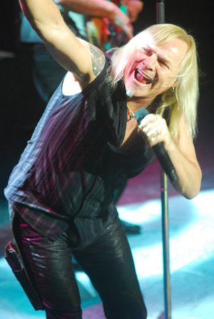 버니 쇼는 1986년부터 유라이어 힙의 보컬을 맡고 있다.