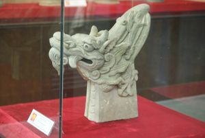 막 왕조 용머리, 돌