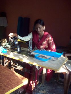 인도에서 발판 미싱을 사용하는 모습. 개발 도상국에서는 발판 미싱이 지금도 중요한 현역 기기이다.