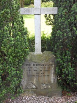 코펜하겐 아시스텐스 묘지에 있는 외르스테드의 묘비