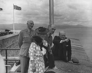 1943년 제1차 퀘벡 회담의 다른 대표자들과 함께 있는 윈스턴 처칠. 유니언 잭이 배경에 그려져 있다.