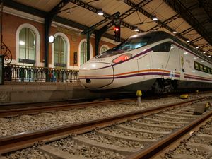 바야돌리드 캄포 그란데에 정차한 아방 열차