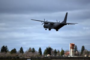 스페인 공군의 CASA C-295M가 공군 기지에 착륙하는 모습