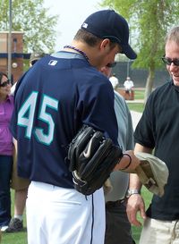 베다드가 2009년 스프링 트레이닝에서 사인하고 있다.