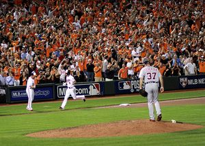 JJ 하디가 2014년 아메리칸 리그 디비전 시리즈 1차전에서 솔로 홈런을 친 후 3루를 돌고 있다.