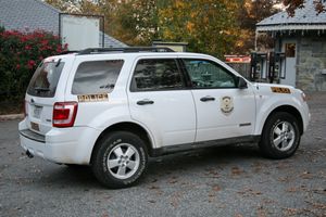 국립동물원은 50명의 정규직 및 파트타임 경찰관으로 구성된 자체 경찰 부서를 운영하고 있다.