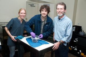 킴 테렐(SCBI), 앤디 로든 및 레이드 해리스 박사(제임스 매디슨 대학교)가 다양한 기후 시나리오에서 피부 미생물과 면역 기능의 역할을 조사하는 모습