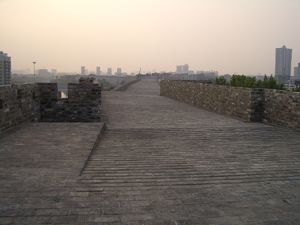 만주 군대가 난징에 접근했을 때, 도망친 황제의 수도 성벽을 지키는 사람은 아무도 없었다.