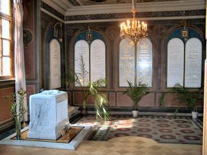 성 카트린 예배당에 있는 차르 니콜라이 2세와 그의 가족의 매장을 표시하는 묘비