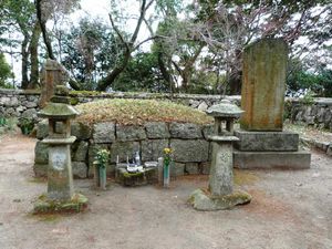 다카하시 쇼운의 묘(오른쪽)와 이와야 성 전투의 전몰자 위령비(왼쪽 뒤편)［이와야 성 니노마루 터］