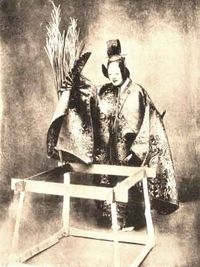 우물 앞에서 연기하는 시테