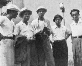 제작 기념 사진. 왼쪽부터 미후네 도시로, 시무라 다카오, 구로사와 아키라, 기쿠시마 류조, 모키 소지로.