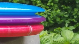 세 가지 종류의 디스크(위에서 아래로: 드라이버, 미드 레인지, 퍼터)는 다양한 엣지 프로파일을 보여준다.