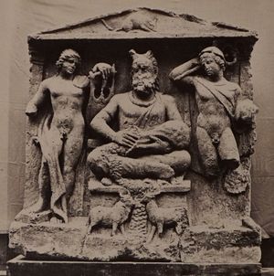 켈트 신 케르눈노스(중앙)의 갈로-로마 조각상. 로마 신 아폴로와 메르쿠리우스가 양쪽에 위치해 있다.