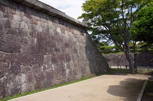 오테구치에서 들어와 왼쪽의 본루 석축. 최상부에 하네다시가 있다. 오른쪽 뒤로 보이는 것은 미카쿠시루이.