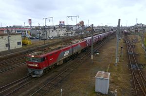 2013년 10월, 역을 출발하는 화물 열차