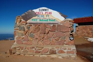 파이크스 피크, 파이크 국유림, 콜로라도 정상에 돌로 만들어진 표지판