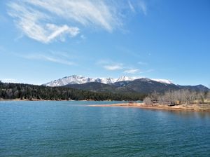 크리스탈 크릭 저수지에서 바라본 파이크스 피크의 모습