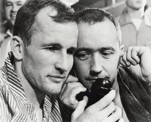 화이트(왼쪽)와 맥디빗이 항공모함 USS 와스프에서 전화로 린든 B. 존슨 대통령의 축하를 받고 있다.