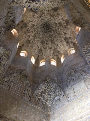 무카르나스 천장이 있는 나스르 궁전의 사자 궁전