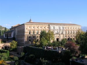 1526년 이자벨 드 포르투갈과의 결혼을 기념하여 지어진 그라나다의 카를 5세 궁전 외부.