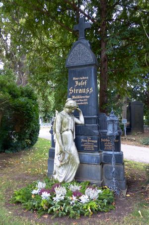 빈 중앙묘지에 있는 요제프의 묘. 어머니 안나와 함께 묻혀 있으며, 아버지 요한 1세의 묘 맞은편에 있다.