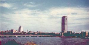 1963년 공사 중인 프루덴셜 타워. 왼쪽에 있는 구 존 핸콕 빌딩을 압도한다.