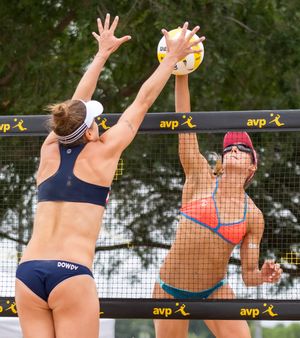 실내 배구와 달리 블록에서 터치하는 것은 허용되는 세 번의 터치 중 하나로 간주된다.