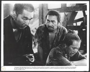 영화 『라쇼몽』(1950년)의 한 장면. 지아키 미노루(왼쪽)는 여행 법사 역을 맡았다.