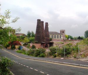 버슬럼의 세인트 존 더 밥티스트 교회 근처에 있는 사용하지 않는 여러 개의 병 가마들.