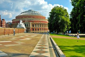 오른쪽에 켄싱턴 가든이 있는 홀