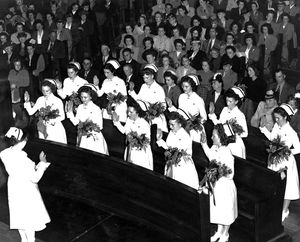 나이팅게일 선서중인 간호사들 (1947)