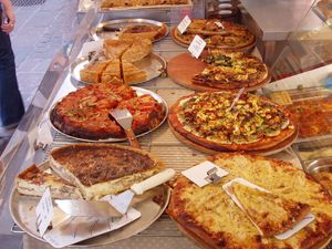 다양한 타르트와 왼쪽 아래의 키슈