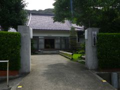 진각사(眞覚寺)는 안세이 난카이 지진과 그 여진에 대해 기록한 『진각사 일기』로 알려져 있다. 오른쪽 아래는 쇼와 난카이 지진의 쓰나미 비석. 고치현 토사시 우사.