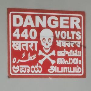 8개의 언어가 서로 다른 문자로 표시된 인도의 위험 표지판