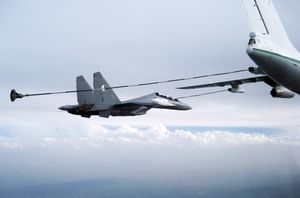 알제리 공군 Su-30MKA가 Il-78 미다스에 의해 공중 급유를 받고 있다.