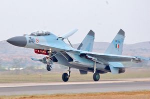 인도 공군의 Su-30K. 주익 앞에 카나드 날개가 없는 점과 앞바퀴가 싱글 타이어(Su-30MKI는 더블 타이어)인 점이 외관상 Su-30MKI와의 차이점이다.