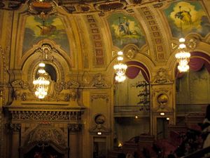 벽화, 샹들리에, 금박 장식이 보이는 강당 세부 모습.