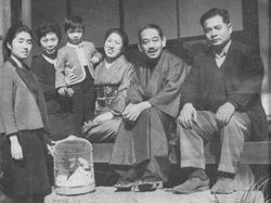 오른쪽부터 야마우치 카즈시(야마오카의 장남), 야마오카 소하치, 야마오카 미치에(야마오카의 아내), 야마우치 미키오(카즈시의 아들), 야마우치 마사에(카즈시의 아내), 야마우치 와카코(야마오카의 장녀). 1964년경 촬영.