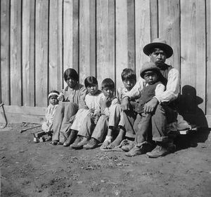 캘리포니아 오크허스트 근처의 촉찬시(당시 철자 "Chuckachancy") 가족, ca.1920