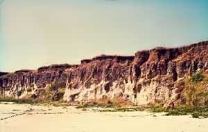 1969년 촬영된 카올리나이트 사암 위의 보크사이트 단면