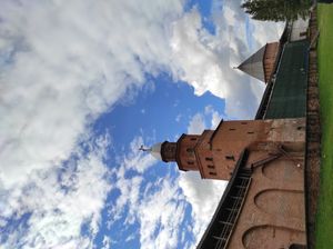 15세기 말 노브고로드 데틴츠의 중세 성벽. 코쿠이 탑(왼쪽)은 17세기 건축물이며, 그 이름은 스웨덴어에서 유래했다.