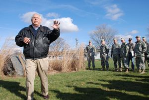 퍼듀 대학교 작물재배학 교수 조지 밴 스코욕(George Van Scoyoc)이 인디애나주 웨스트라파예트에 있는 벡 농업 센터(Beck Agricultural Center)에서 인디애나 주 방위군의 농업 비즈니스 개발팀에게 숲과 초원의 토양 차이를 설명하고 있다.