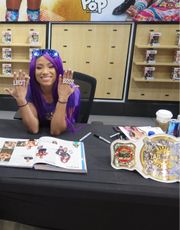 WWE 위민스 태그팀 챔피언십 벨트를 들고 있는 사샤 뱅크스 (2019년)